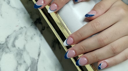 Nail art azul en Jessy Nails Artist, Quito, Pichincha, EC. Diseño elegante y moderno en uñas.