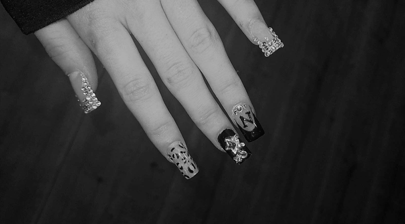 Elegante Stiletto-Nailart bei Nails by adela, Cham, Bayern, DE. Perfekt für stilvolle Anlässe.