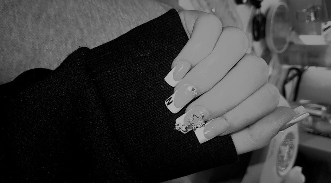 Französische Maniküre mit Strasssteinen bei Nails by adela in Cham, Bayern, DE.