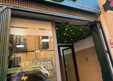 Fachada de Nayco centro estético en Palma, Illes Balears, ES con decoración floral.