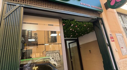 Fachada de Nayco centro estético en Palma, Illes Balears, ES con decoración floral.