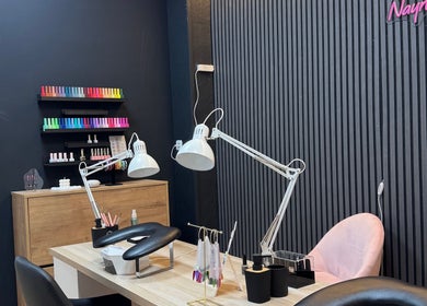Mesa de manicura en Nayco centro estético, Palma, Illes Balears, ES con colores y lámparas modernas.