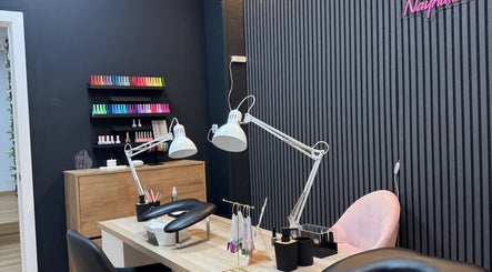 Mesa de manicura en Nayco centro estético, Palma, Illes Balears, ES con colores y lámparas modernas.
