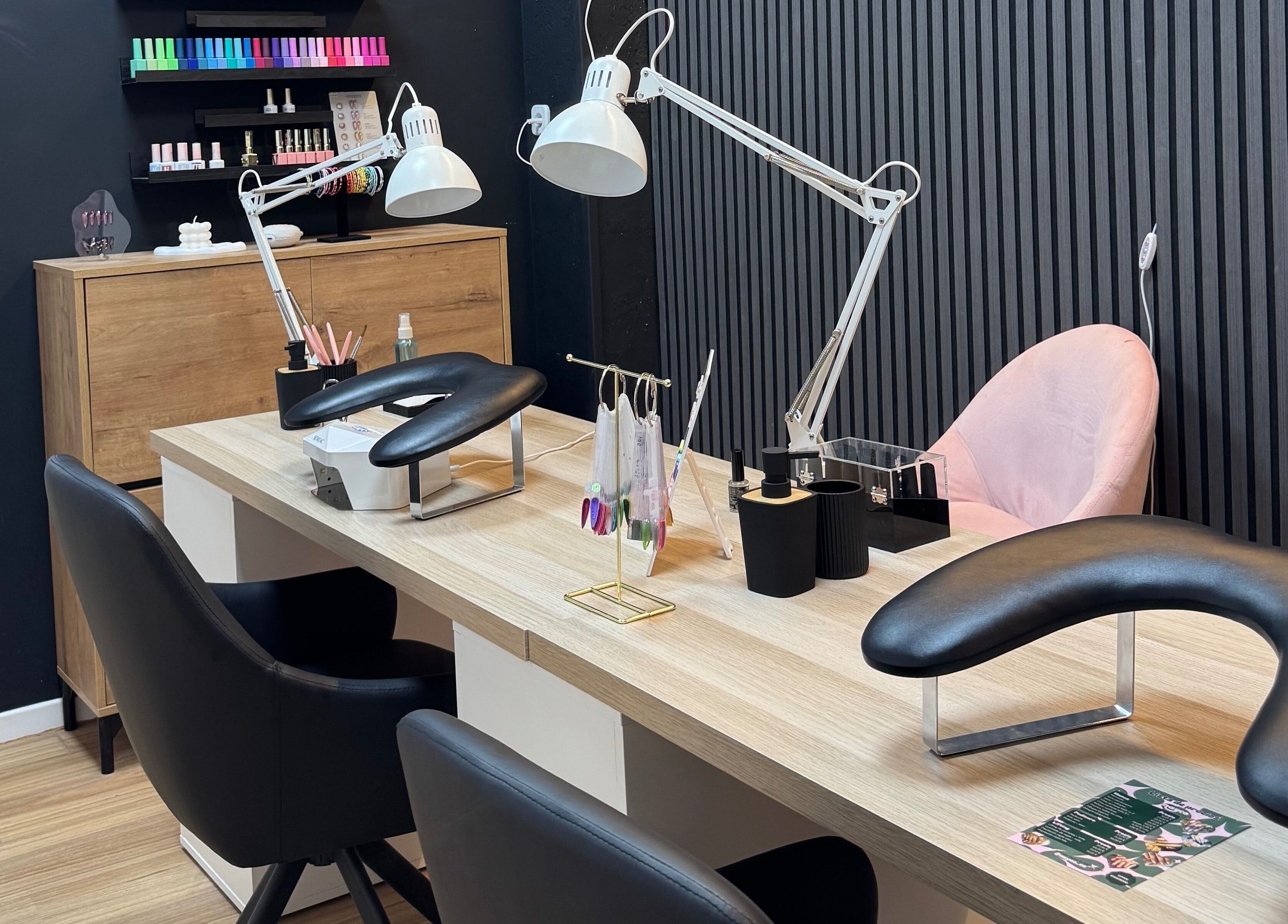 Mesa de manicura en Nayco Centro Estético, Palma, Illes Balears, ES con sillas cómodas y lámparas modernas.