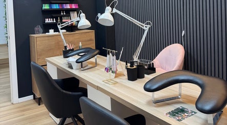 Mesa de manicura en Nayco Centro Estético, Palma, Illes Balears, ES con sillas cómodas y lámparas modernas.