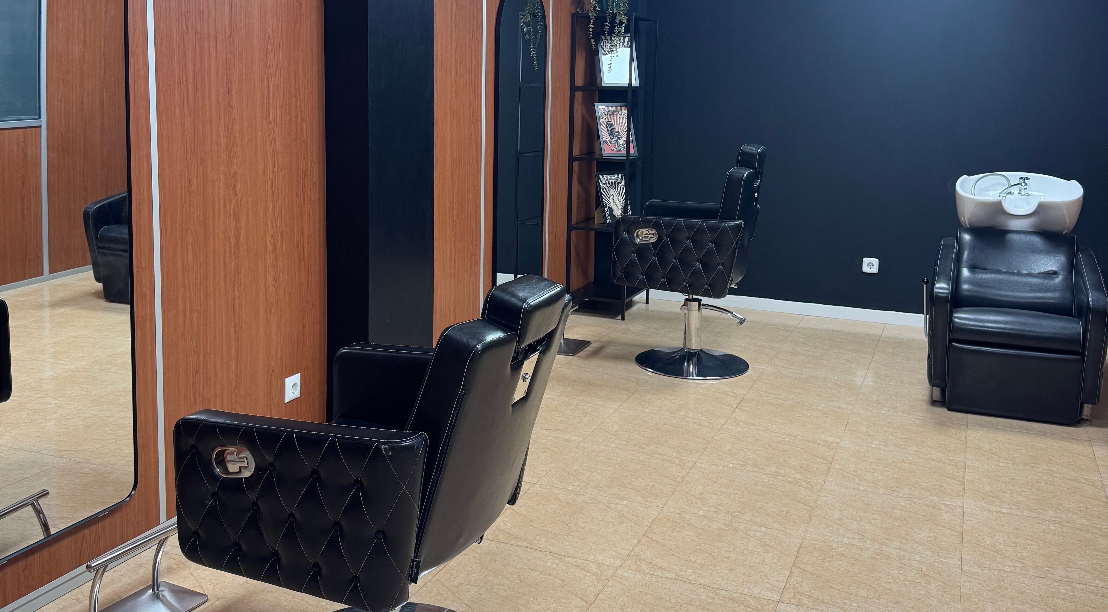 Moderno interior de Nayco Centro Estético en Palma, Illes Balears, ES, con sillas de peluquería y lavabo.