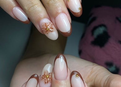 Manicura con diseño floral en Nailssbyynana, Santa Cruz De Tenerife, Canarias, ES.