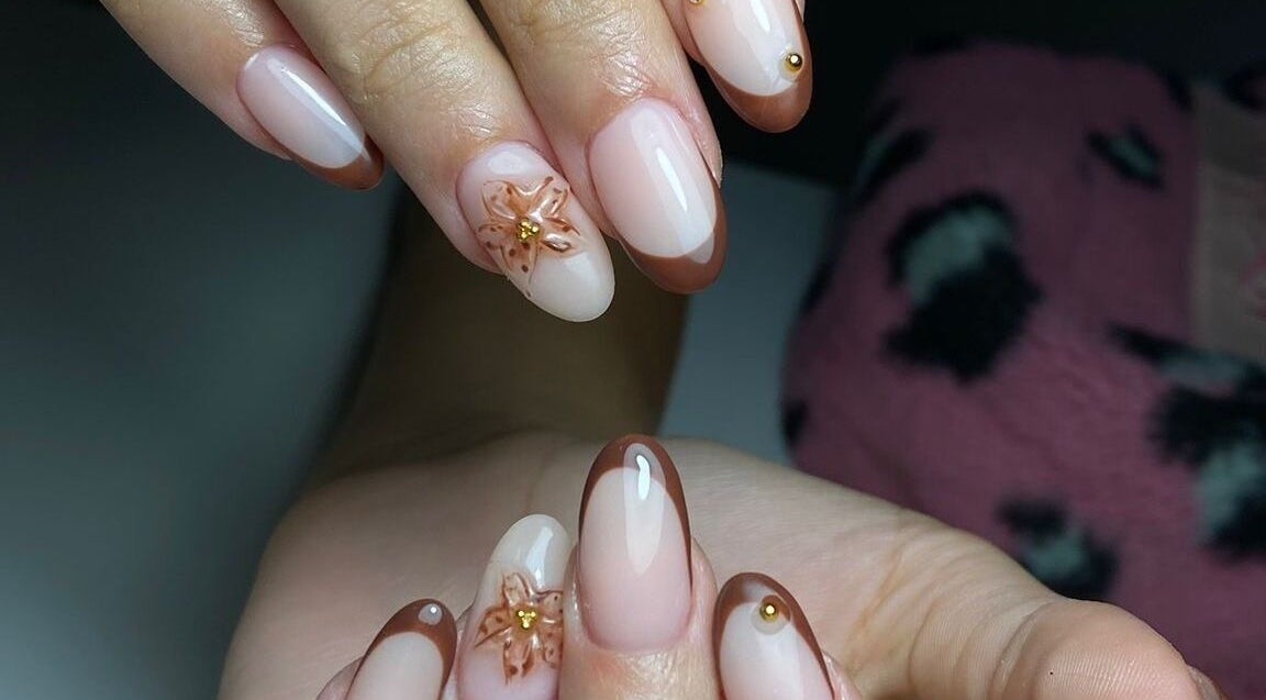 Manicura con diseño floral en Nailssbyynana, Santa Cruz De Tenerife, Canarias, ES.
