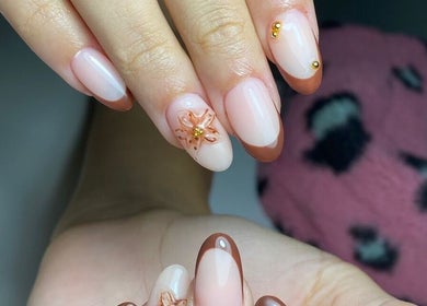 Manicura floral elegante en Nailssbyynana, Santa Cruz De Tenerife, Canarias, ES.