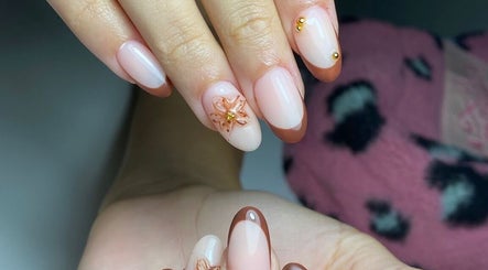 Manicura floral elegante en Nailssbyynana, Santa Cruz De Tenerife, Canarias, ES.