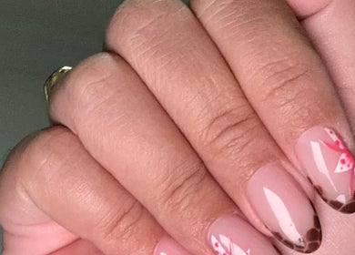 Manicura con diseño floral rosa en Nailssbyynana, Santa Cruz De Tenerife, Canarias, ES.