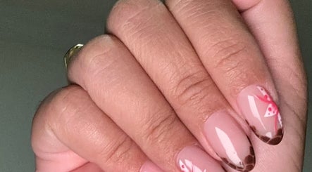 Manicura con diseño floral rosa en Nailssbyynana, Santa Cruz De Tenerife, Canarias, ES.