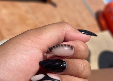 Uñas elegantes en blanco y negro de Nailssbyynana en Santa Cruz De Tenerife, Canarias, ES.