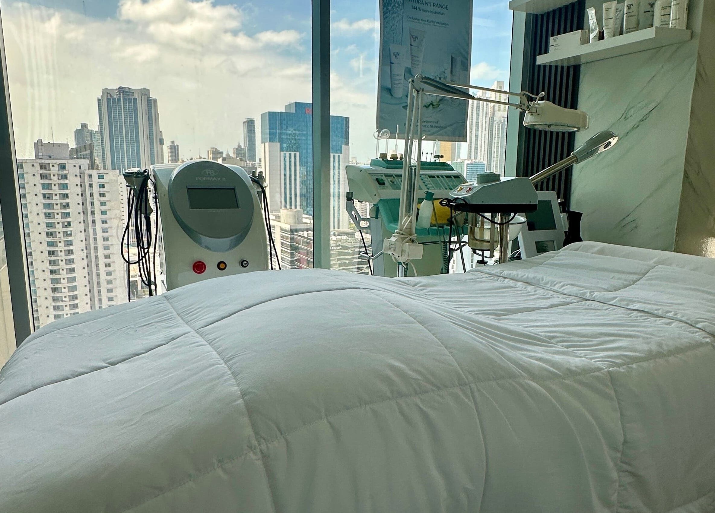 Sala de tratamiento en Body & Face Spa con una vista urbana en Panama City, Panamá Province, PA.