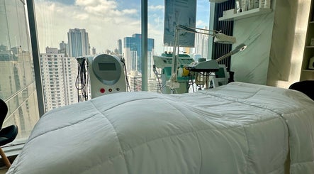 Sala de tratamiento en Body & Face Spa con una vista urbana en Panama City, Panamá Province, PA.