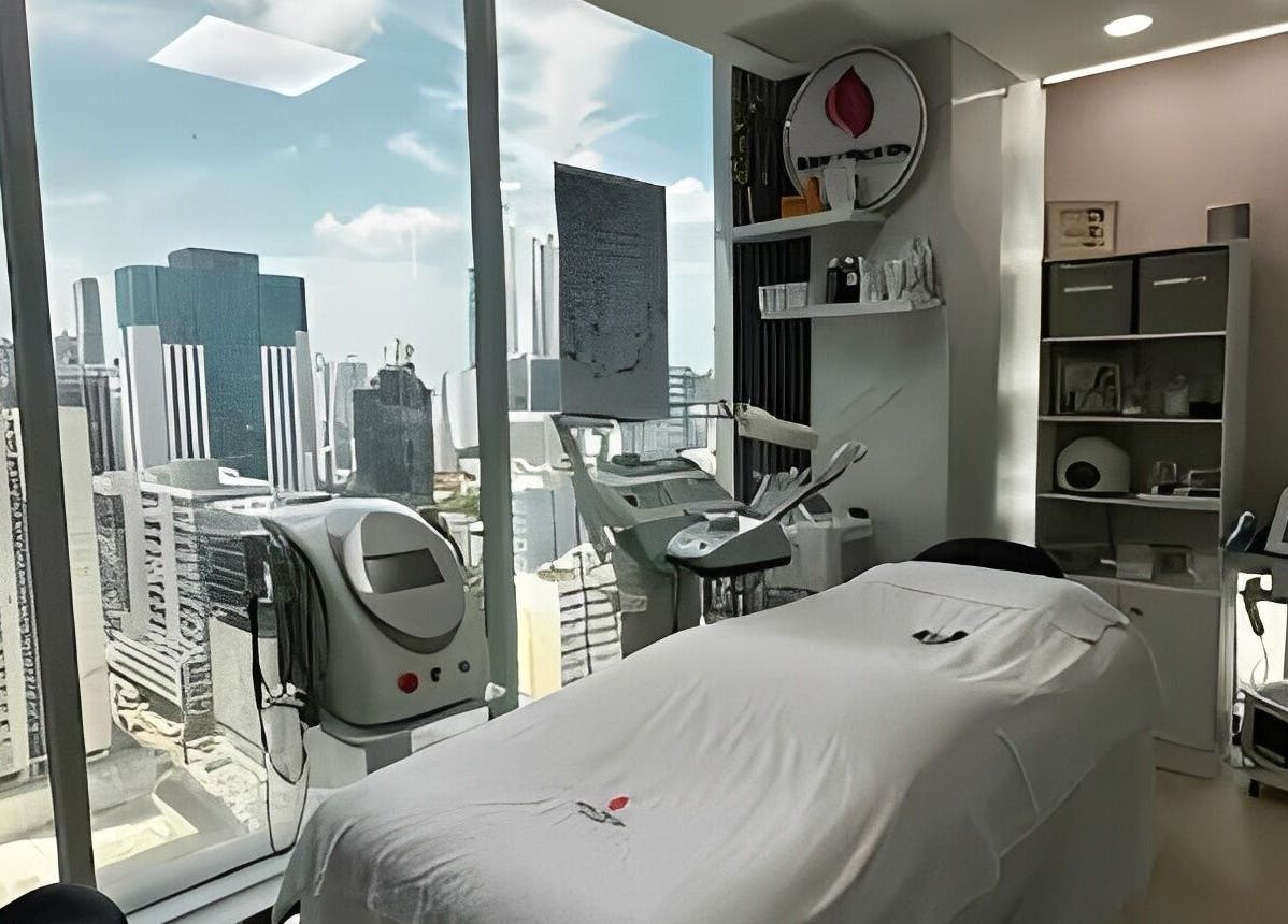 Sala de tratamiento con vista urbana en Body & Face Spa, Panama City, Panamá Province, PA.