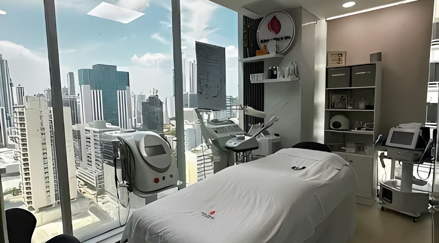 Sala de tratamiento con vista urbana en Body & Face Spa, Panama City, Panamá Province, PA.