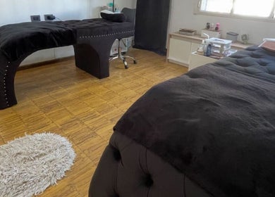 Sala de tratamiento con camillas negras en Perfilados Rosario, Rosario, Santa Fe, AR.