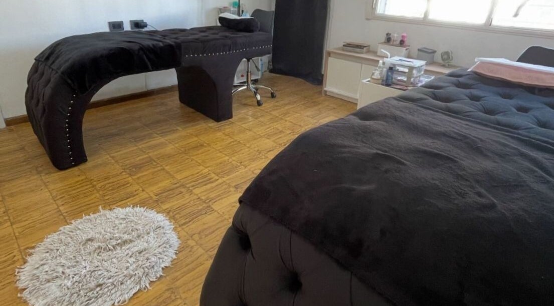 Sala de tratamiento con camillas negras en Perfilados Rosario, Rosario, Santa Fe, AR.