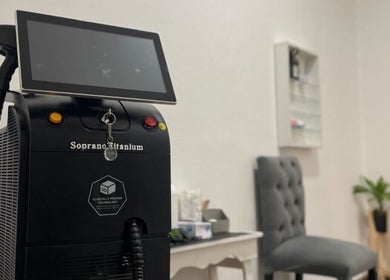 Soprano Titanium en Perfilados Rosario, ubicado en Rosario, Santa Fe, AR, destaca en su sala moderna.