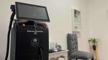 Soprano Titanium en Perfilados Rosario, ubicado en Rosario, Santa Fe, AR, destaca en su sala moderna.