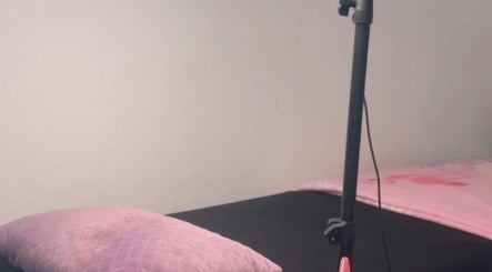 Tranquil beauty setup at MCmakeup Caronlay, Santo Domingo Este, Santo Domingo, DO with a soft pink pillow.