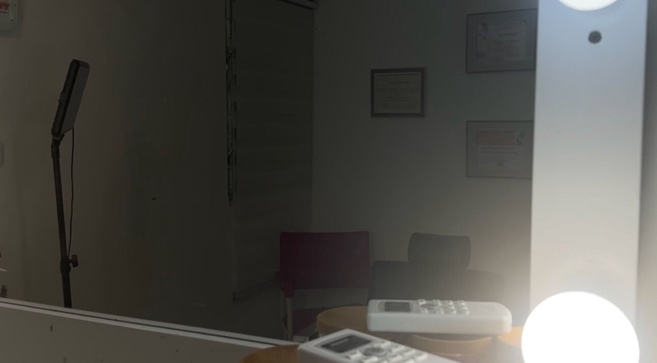 Illuminated mirror at MCmakeup Caronlay studio in Santo Domingo Este, Santo Domingo, DO with cozy seating.