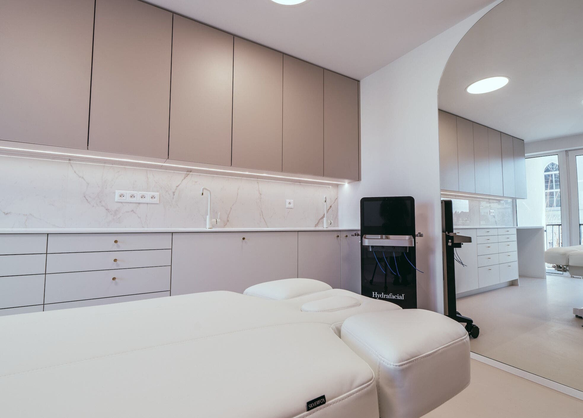 Moderní ošetřovna v kalē clinic, Trnavský Kraj, SK s elegantním designem a zařízeními pro péči o pleť.