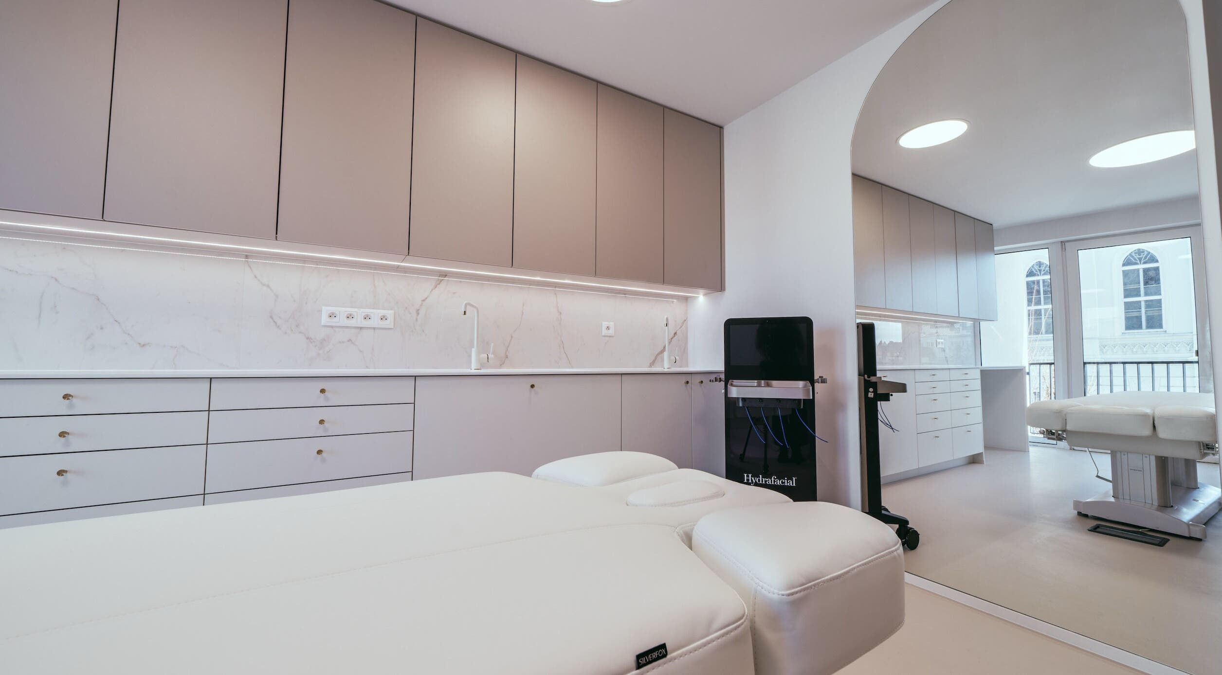 Moderní ošetřovna v kalē clinic, Trnavský Kraj, SK s elegantním designem a zařízeními pro péči o pleť.