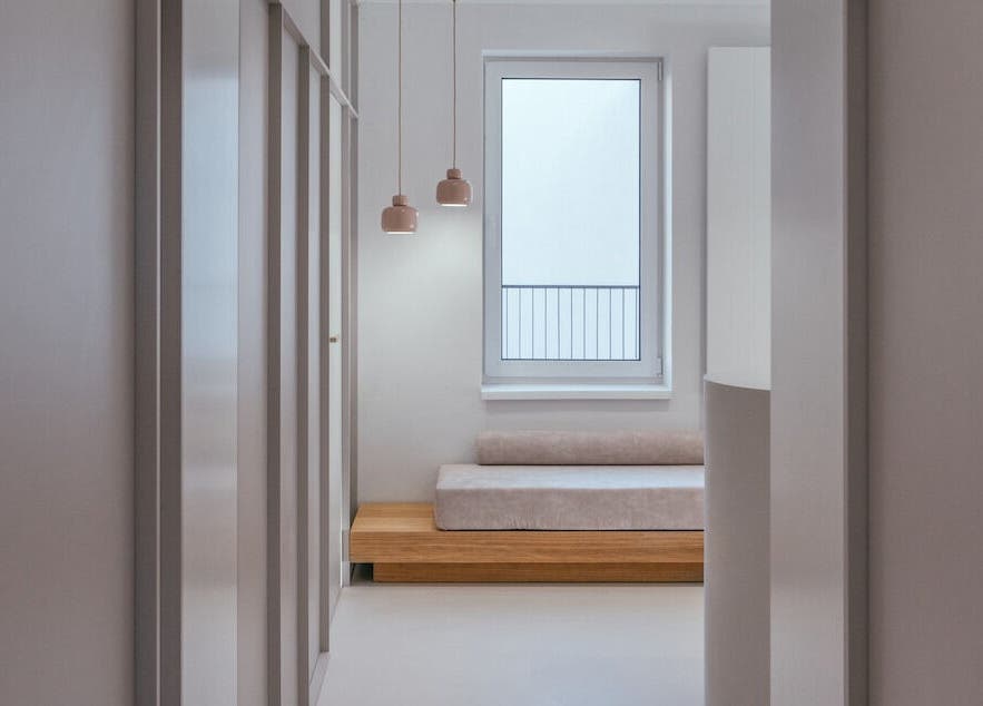 Elegant interiér kalē clinic v Trnavský Kraj s minimalistickým designem a jemným osvětlením.