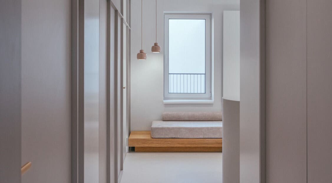 Elegant interiér kalē clinic v Trnavský Kraj s minimalistickým designem a jemným osvětlením.