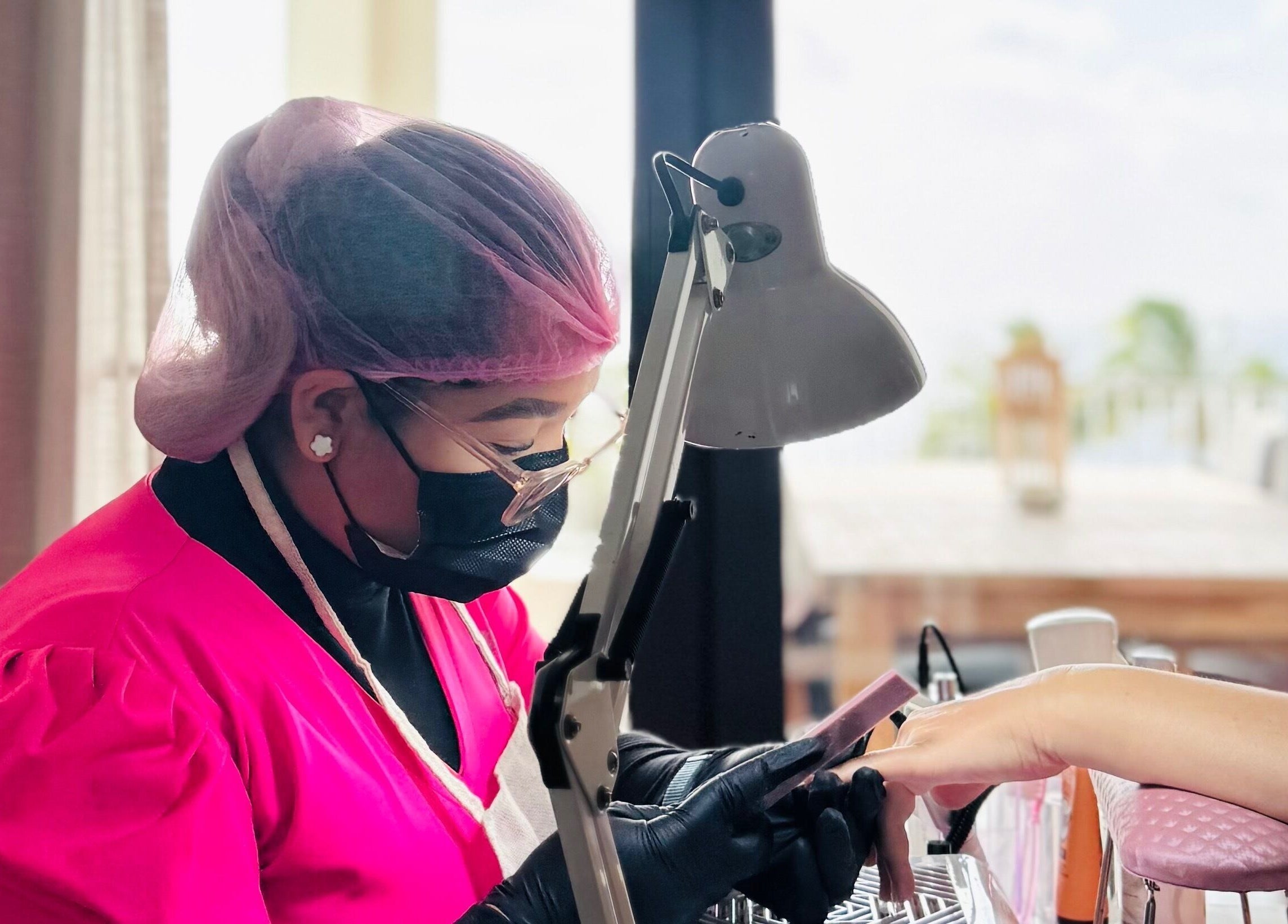 Experta en uñas trabajando en Betel Beauty by Wil, Kralendijk, Bonaire, BQ.