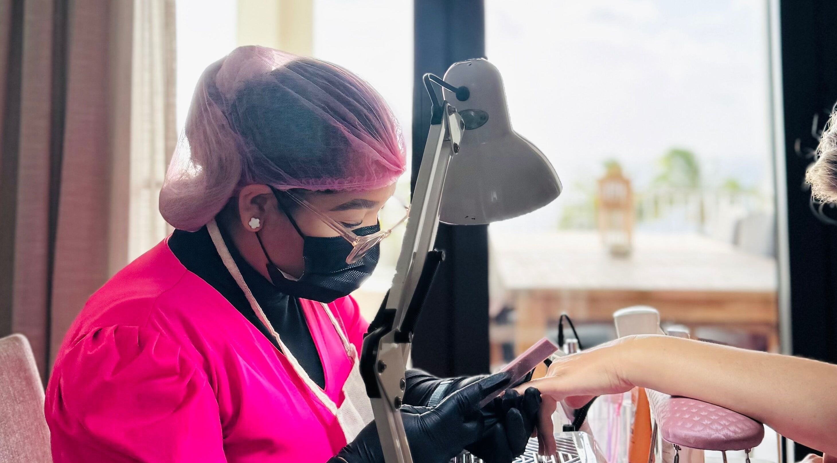 Experta en uñas trabajando en Betel Beauty by Wil, Kralendijk, Bonaire, BQ.