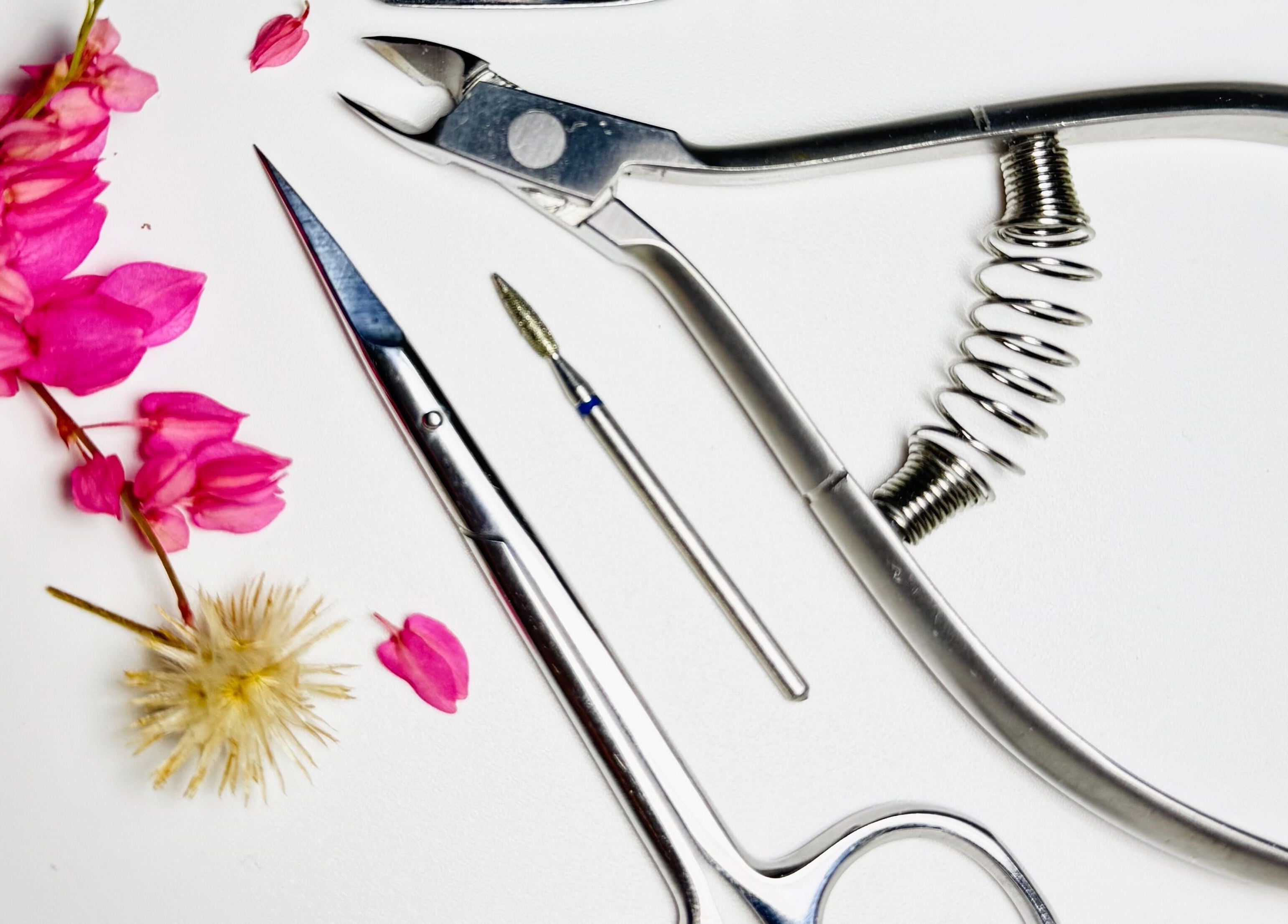 Herramientas de manicura y flores en Betel Beauty by Wil, Kralendijk, Bonaire, BQ.