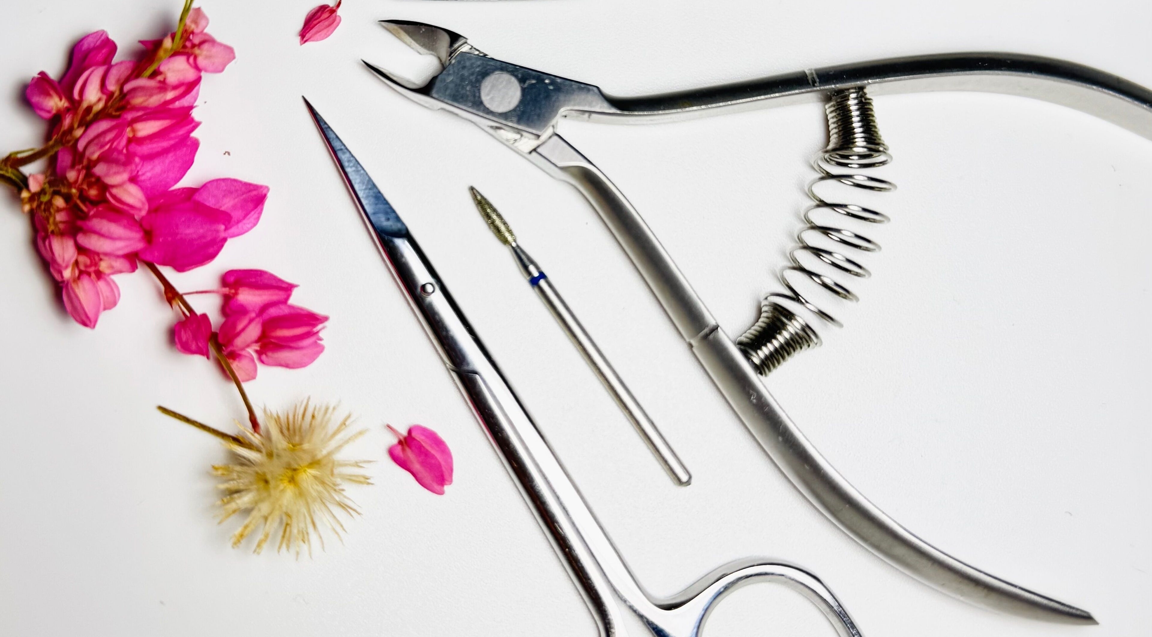Herramientas de manicura y flores en Betel Beauty by Wil, Kralendijk, Bonaire, BQ.