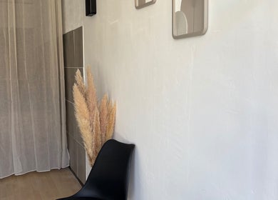 Espace reposant à Cpbeauté, Port-saint-louis-du-rhône, Provence-alpes-côte D'azur, FR avec chaise noire et plantes.