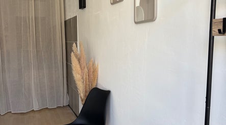 Espace reposant à Cpbeauté, Port-saint-louis-du-rhône, Provence-alpes-côte D'azur, FR avec chaise noire et plantes.