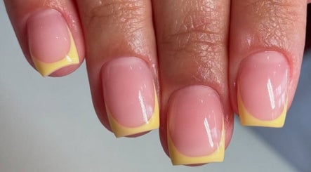 Elegant yellow French tip manicure at MELGANAILS, دبي, دبي, AE, showcasing nail artistry.
