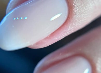 Elegant glossy nails at MELGANAILS, دبي, دبي, AE showcasing nail art perfection.