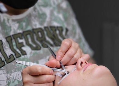 Мастер делает наращивание ресниц в Eyelashes Clonmel by Elena, Клонмел, Ирландия.