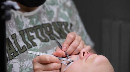 Мастер делает наращивание ресниц в Eyelashes Clonmel by Elena, Клонмел, Ирландия.