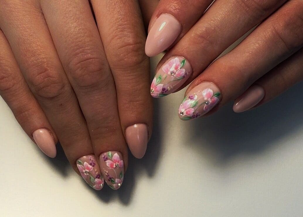 Элегантные ногти с цветочным дизайном в Eyelashes Clonmel by Elena, Клонмел, Тиррелин, Ирландия.