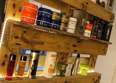 Estante con productos capilares en ARÉVALO'S BARBERSHOP, Palafrugell, Catalunya, ES.