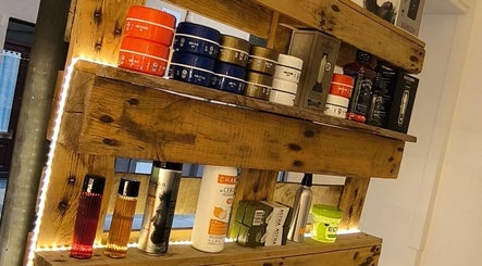 Estante con productos capilares en ARÉVALO'S BARBERSHOP, Palafrugell, Catalunya, ES.