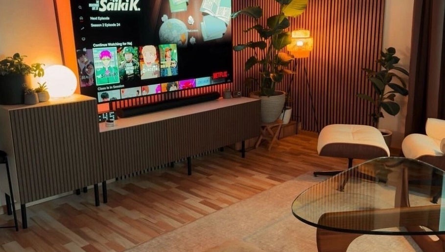 Cozy lounge area at Girlh0od, Québec, Québec, CA with modern decor and warm lighting.