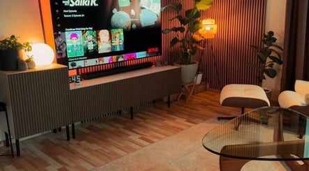 Cozy lounge area at Girlh0od, Québec, Québec, CA with modern decor and warm lighting.