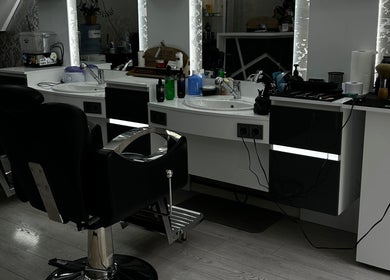 Съвременен интериор на Barbershop Solakov, Стара Загора, Стара Загора, BG с модерни бръснарски столове.