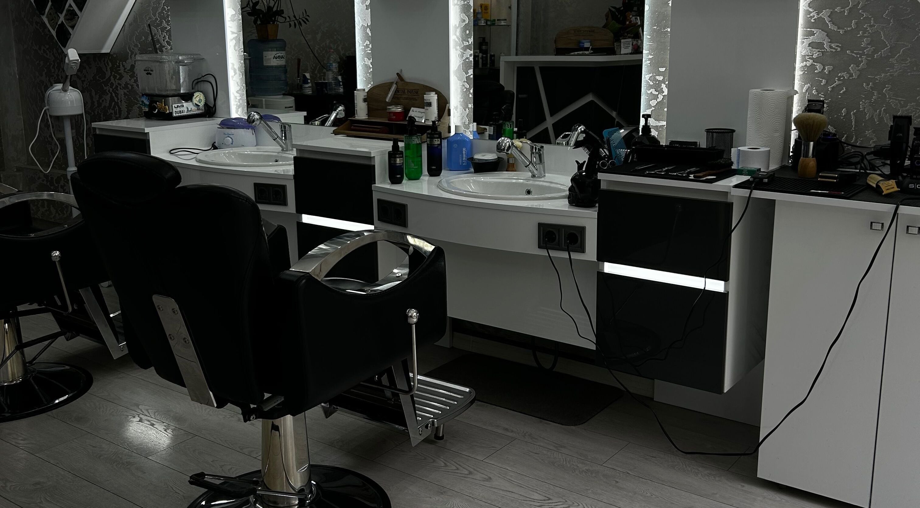 Съвременен интериор на Barbershop Solakov, Стара Загора, Стара Загора, BG с модерни бръснарски столове.