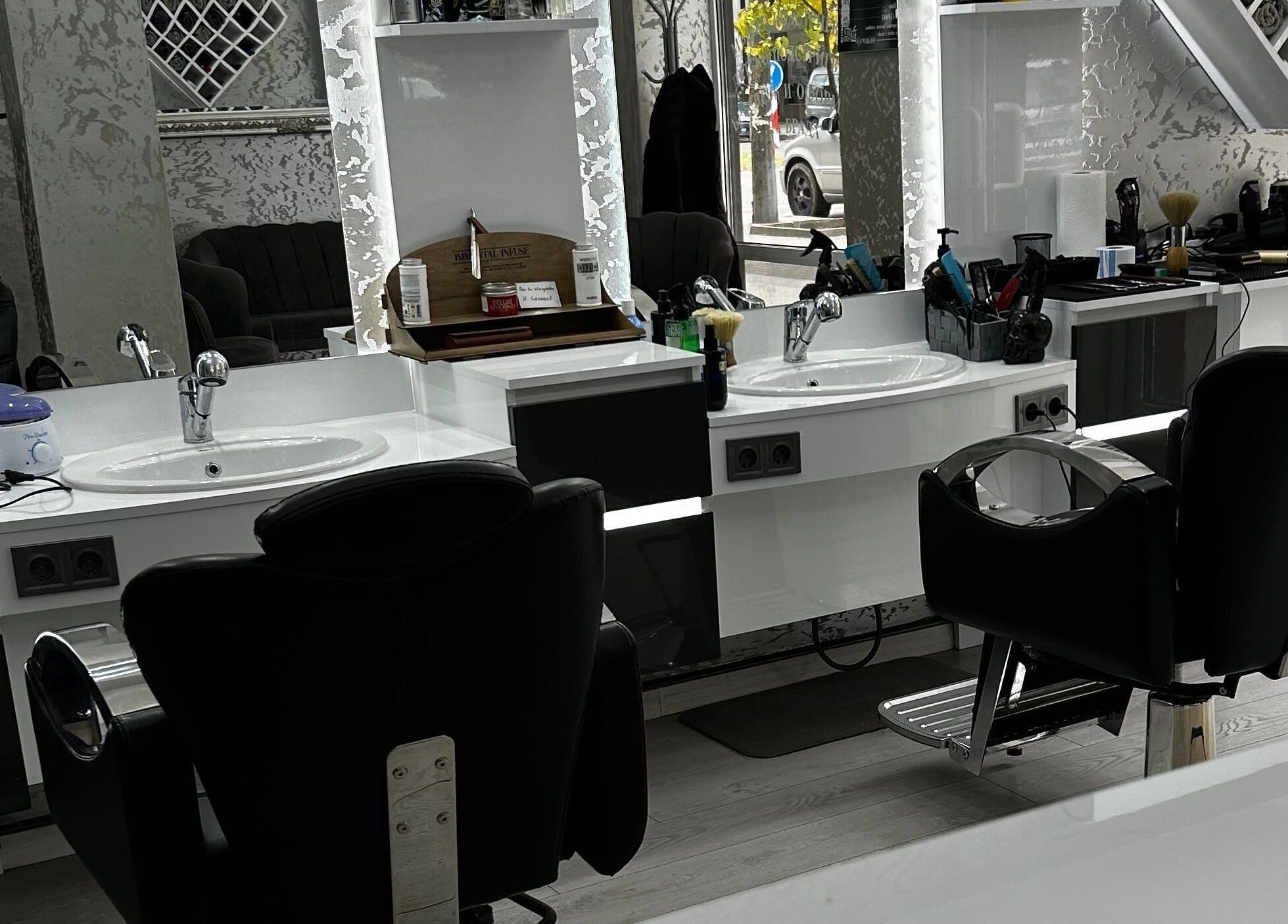 Модерно студио в Barbershop Solakov, Стара Загора, BG с удобни кресла и мивки.