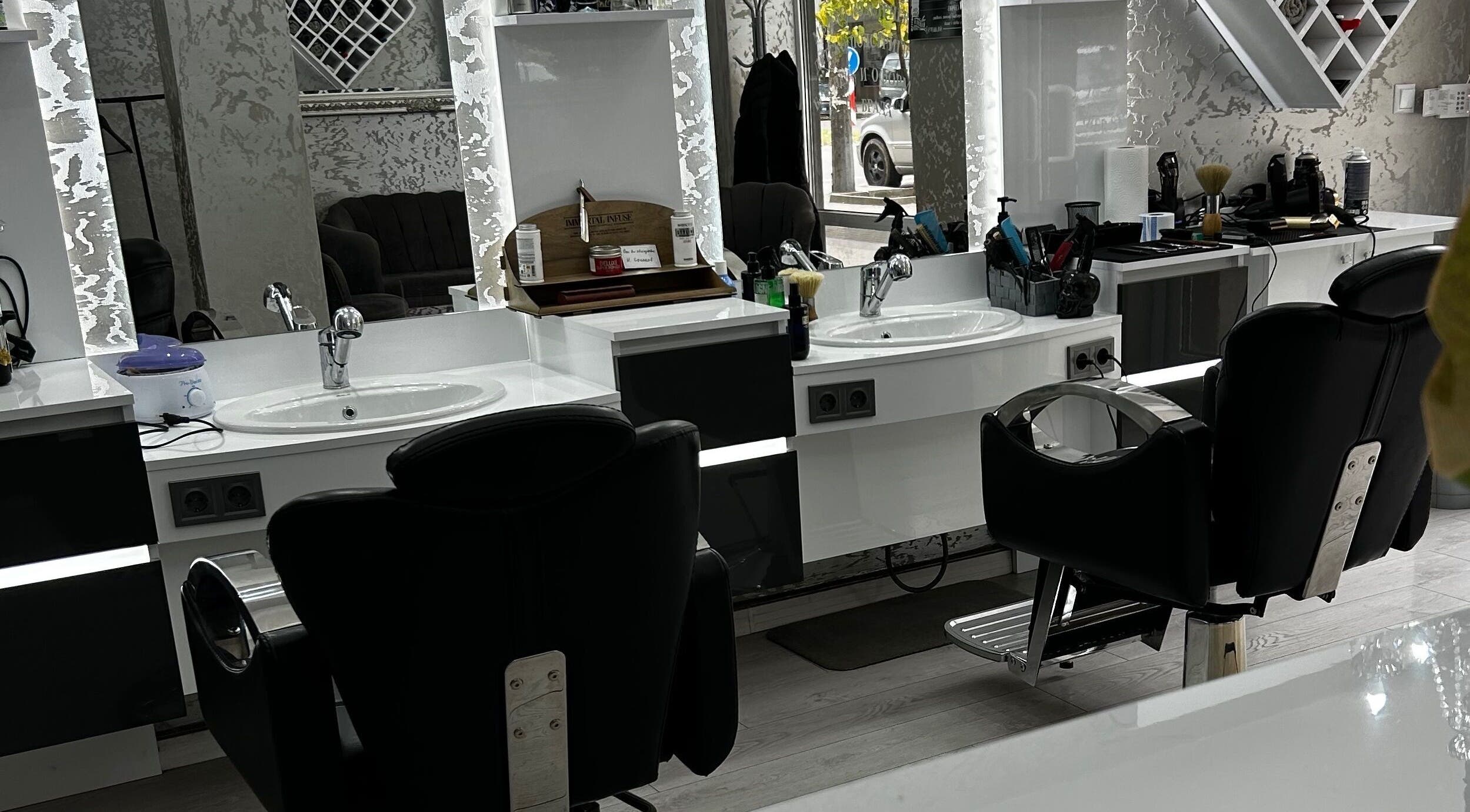Модерно студио в Barbershop Solakov, Стара Загора, BG с удобни кресла и мивки.